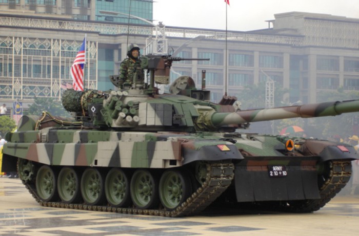 Xe tăng chiến đấu chủ lực PT-91M của Quân đội Hoàng gia Malaysia. Loại xe tăng này do Ba Lan cải tiến dựa trên xe tăng T-72M1 của Liên Xô. Đây là loại xe tăng thứ 3 trong khu vực có liên quan tới Liên Xô.